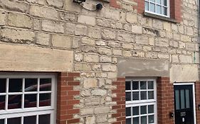 1 Bed House, Free Parking, 15 Minutes From Cheltenham Races