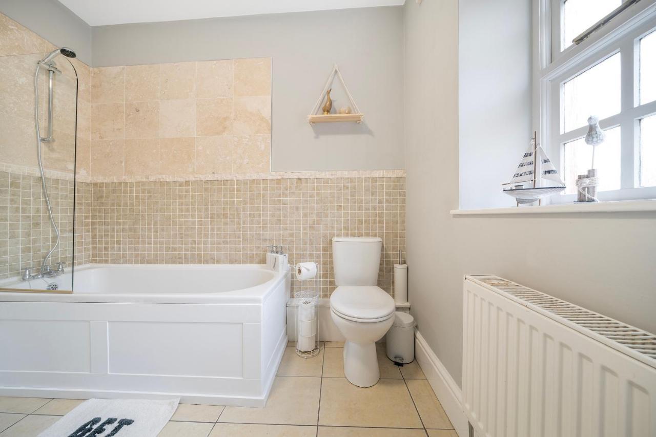 1 Bed House, Free Parking, 15 Minutes From Cheltenham Races Gloucester Exterior photo